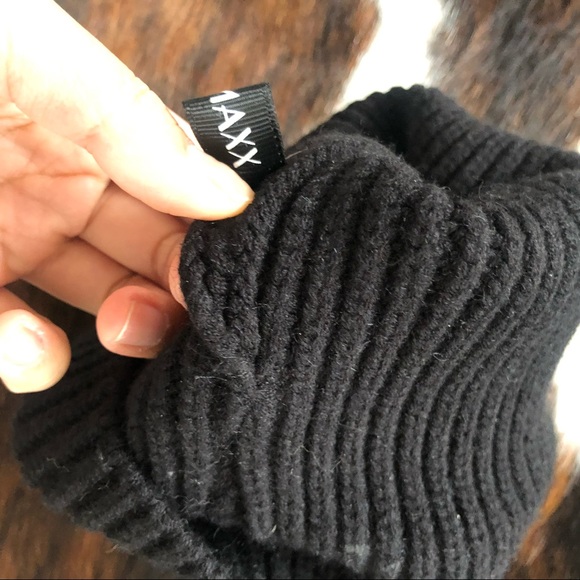 New Beanie Single Pom - black fox fur Pom beanie brand new - Picture 13 of 17